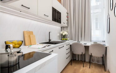 Waska kuchnia z jadalnia mikroapartament realizacja Komandor