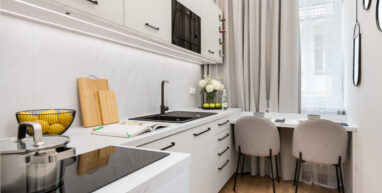 Waska kuchnia z jadalnia mikroapartament realizacja Komandor