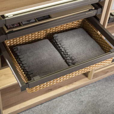 Kosz wysuwny wykonany z rattanu