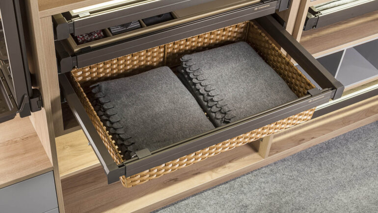 Kosz wysuwny wykonany z rattanu