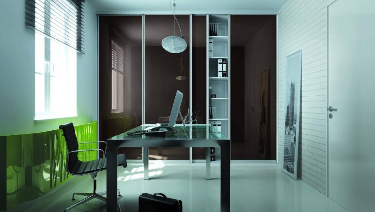 nowoczesne biuro z biurkiem i pojemna szafa wnekowa
