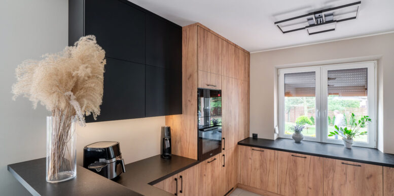 Czarno drewniana kuchnia z wyspa i oknem 8