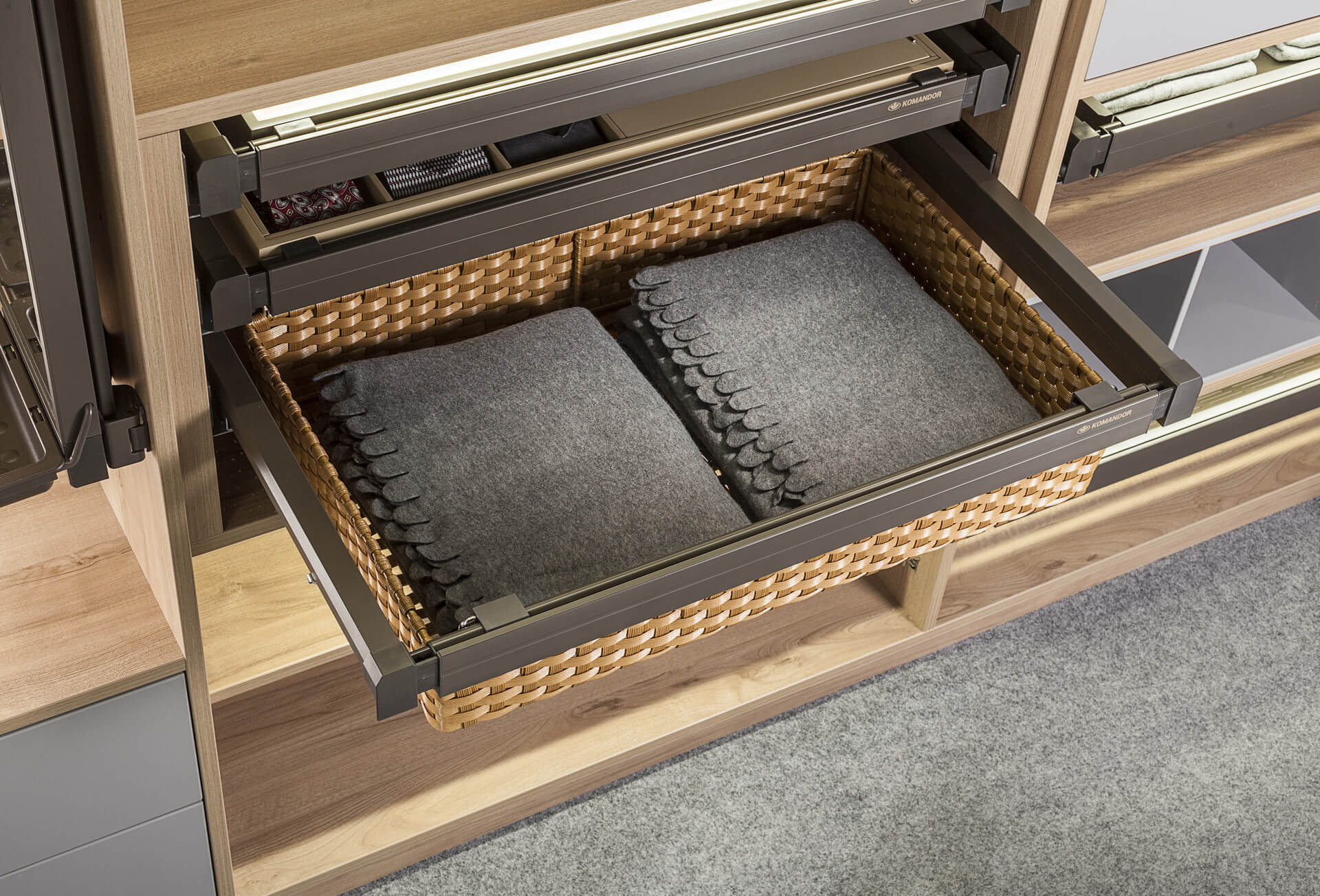 Kosz wysuwny wykonany z rattanu