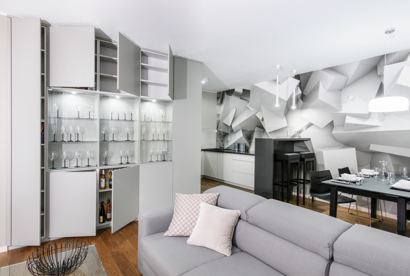 apartament w stylu minimalistycznym z zabudowa na cala sciane