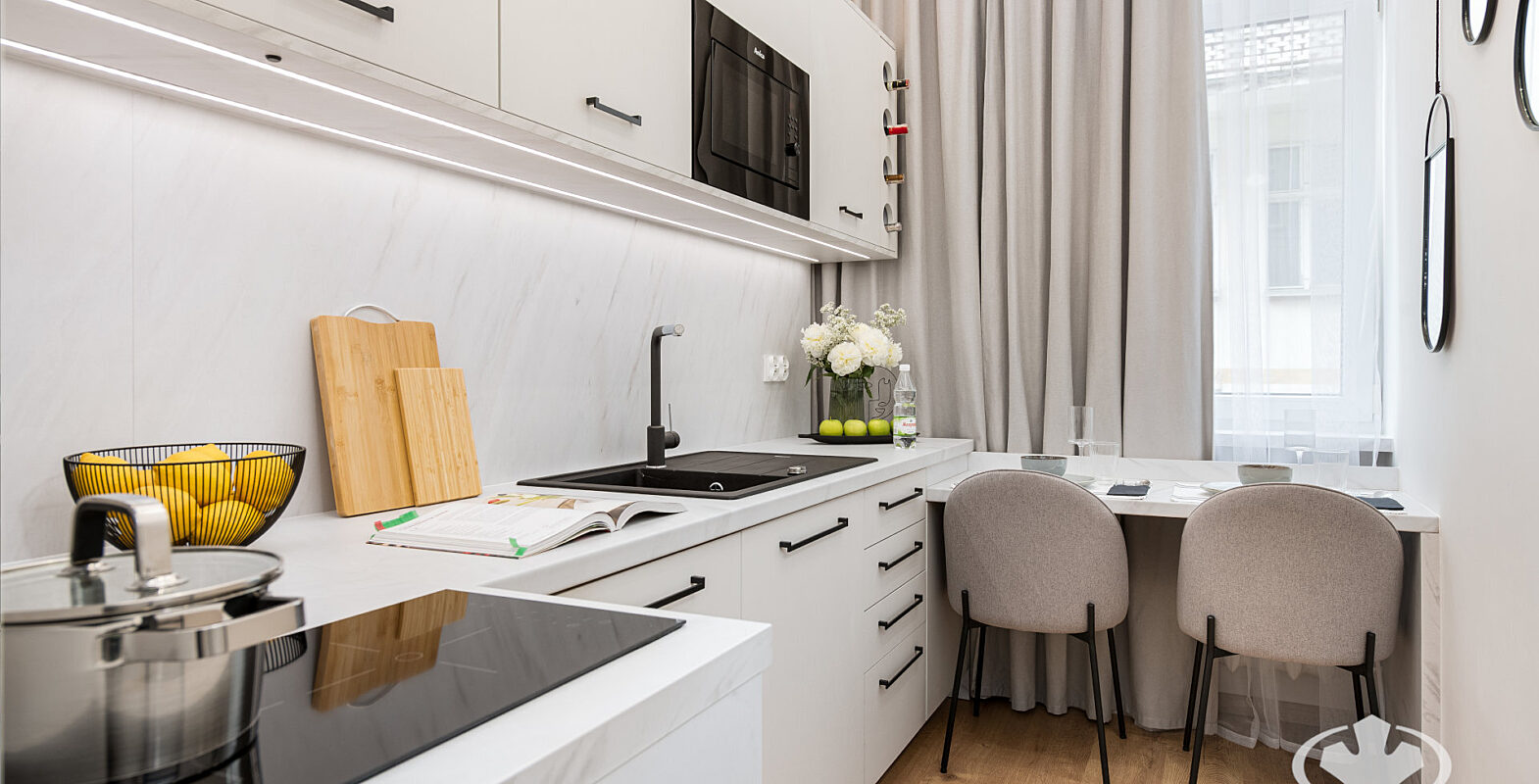 Waska kuchnia z jadalnia mikroapartament realizacja Komandor