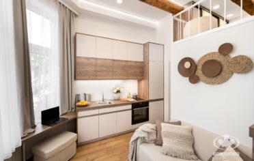 Salon z mala kuchnia mikroapartament realizacja Komandor