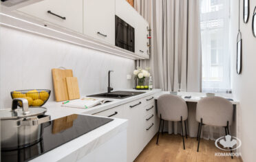 Waska kuchnia z jadalnia mikroapartament realizacja Komandor