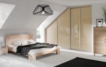 Aranzacja sypialni na podaszu szafa na skosie