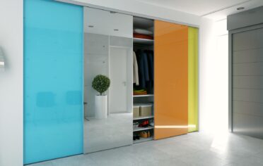 Czterodrzwiowa szafa w przedpokoju z lustrem i kolorowym szklem