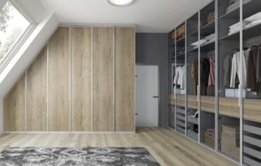 Garderoba z szafa drewniana po skosem i regalami