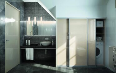 Lazienka na poddaszu z szafa przesuwna na pralke