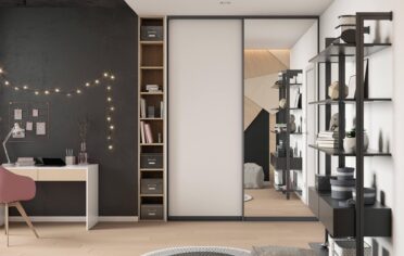 Szafa przesuwna z lustrem w pokoju nastolatki