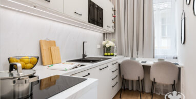 Waska kuchnia z jadalnia mikroapartament realizacja Komandor