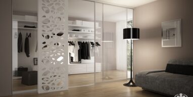 Biała garderoba z drzwiami przesuwnymi i panelem azurowym 2