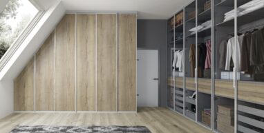 Garderoba z szafa drewniana po skosem i regalami