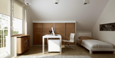 Mlodziezowy pokoj z niska szafa na skosie i lozkiem