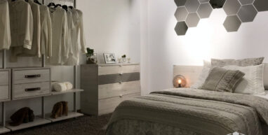 Sypialnia z bialym regalem orto 8