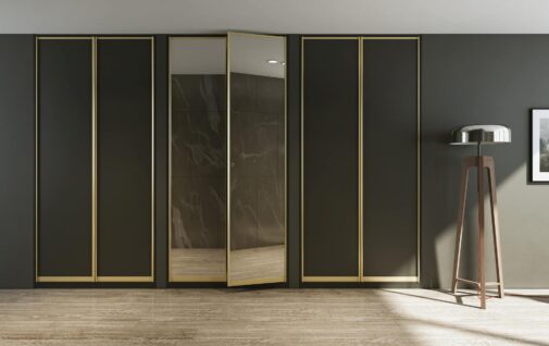 Elegancki przedpokoj z szafa uchylna z lustrem i zlotymi ramkami