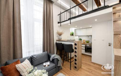 Salon z kuchnia mikroapartament realizacja Komandor