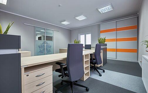 Aranzacja biura ze stanowiskami do obslugi klienta