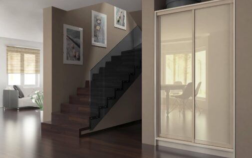 Aranzacja holu z szafa wnekowa z jasnym szklem