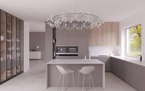 Bezowa kuchnia z wyspa i rzedem szklanych witryn