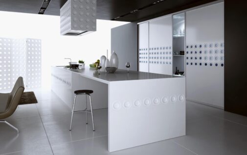 Biala kuchnia z wyspa i szafa przesuwna