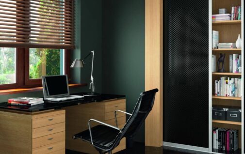 Gabinet z czarna szafa i biurkiem