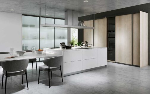 Kuchnia z wyspa szafa na sprzet AGD i mleczna witryna