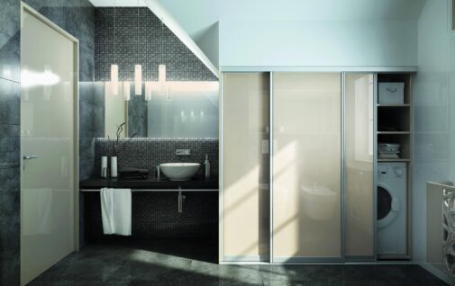 Lazienka na poddaszu z szafa przesuwna na pralke