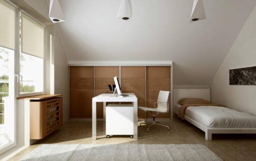 Mlodziezowy pokoj z niska szafa na skosie i lozkiem