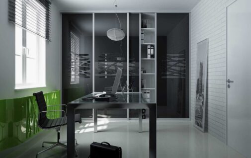 Nieduze biuro z szafa przesuwna i minimalistycznym biurkiem