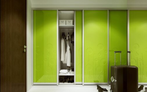 Oryginalna aranzacja przedpokoju z duza zielona szafa przesuwna