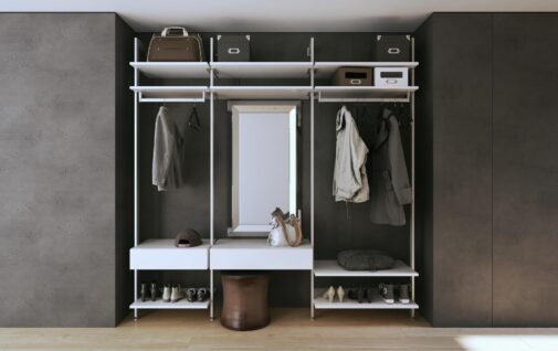 Otwarta zabudowa Orto w przedpokoju z regalem i lustrem