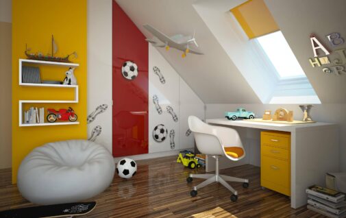 Pokoj chlopca na poddaszu z kolorowa szafa pilkarza i biurkiem