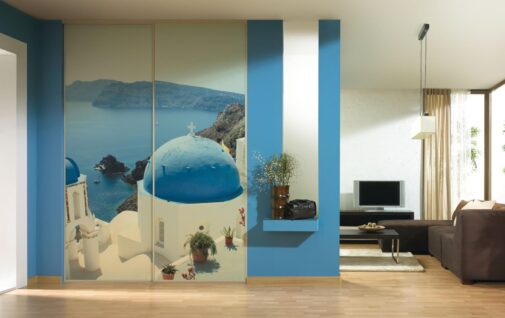 Przedpokoj z szafa przesuwna z grafika na szkle