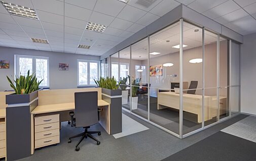 Przestrzen biurowa z wydzielonym gabinetem
