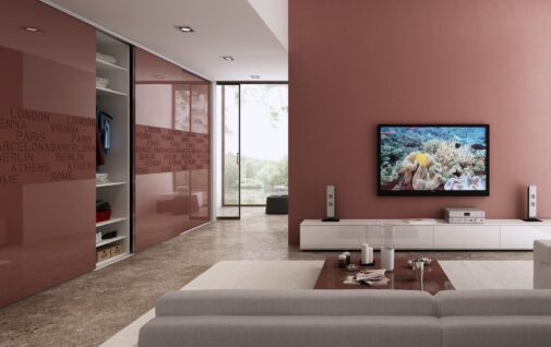 Salon living coral z szafa przesuwna i podwieszana szafka TRV