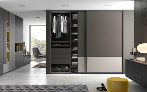 Szary przedpokoj z szafa przesuwna i komoda