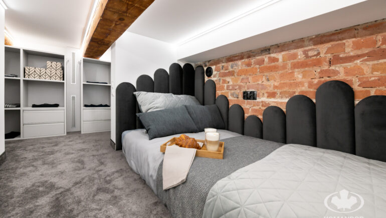 Antresola lozko i garderoba mikroapartament realizacja Komandor