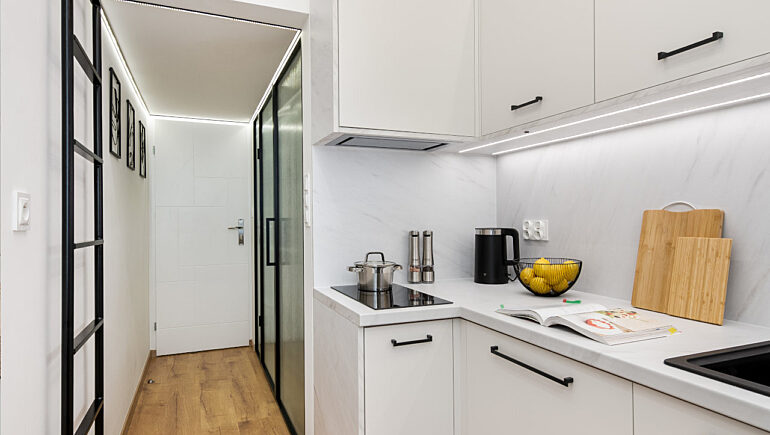 Antresola obok kuchnie mikroapartament realizacja Komandor