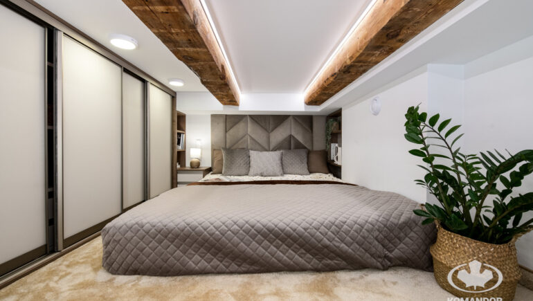 Lozko i szafa przesuwna antresola mikroapartament realizacja Komandor