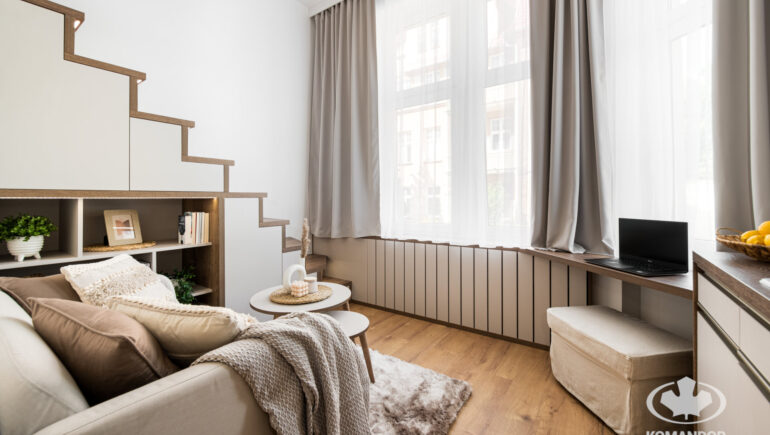Salon z biurkiem mikroapartament realizacja Komandor