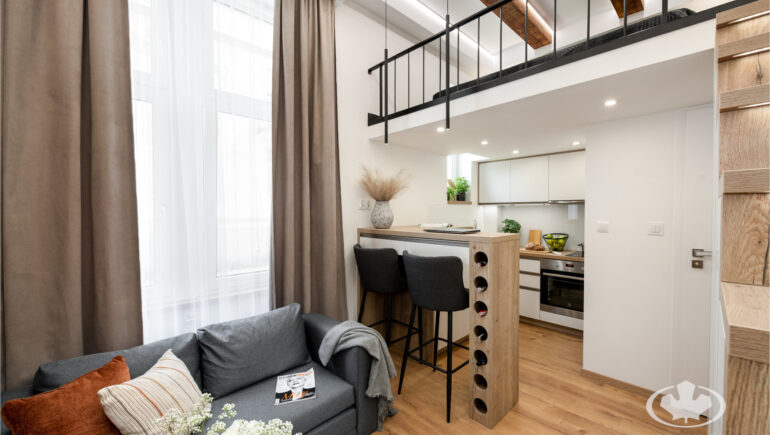 Salon z kuchnia mikroapartament realizacja Komandor