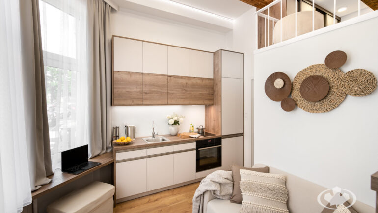 Salon z mala kuchnia mikroapartament realizacja Komandor