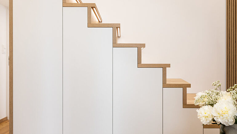 Szafa pod schodami mikroapartament realizacja Komandor1