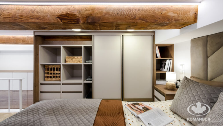 Szafa przesuwna antresola mikroapartament realizacja Komandor