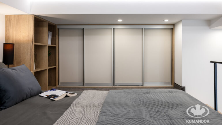 Szafa przesuwna na antresoli mikroapartament realizacja Komandor
