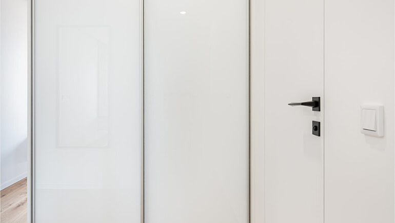 Szafa w przedpokoju realizacja komandor com