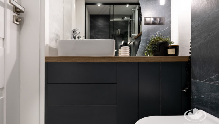 Szafka z lustrem w lazience realizacja Komandor